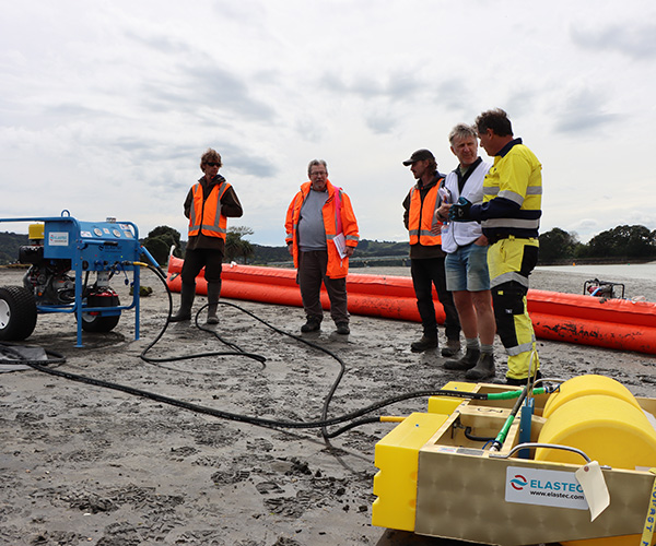 Maritime New Zealand gives instruction on use of a new skimmer that can remove up to 40 tonnes of oil an hour.