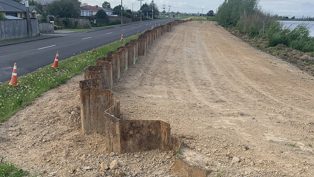 Sheetpiles in Ngātea Town support the stopbank and will be coated to extend their life. 
